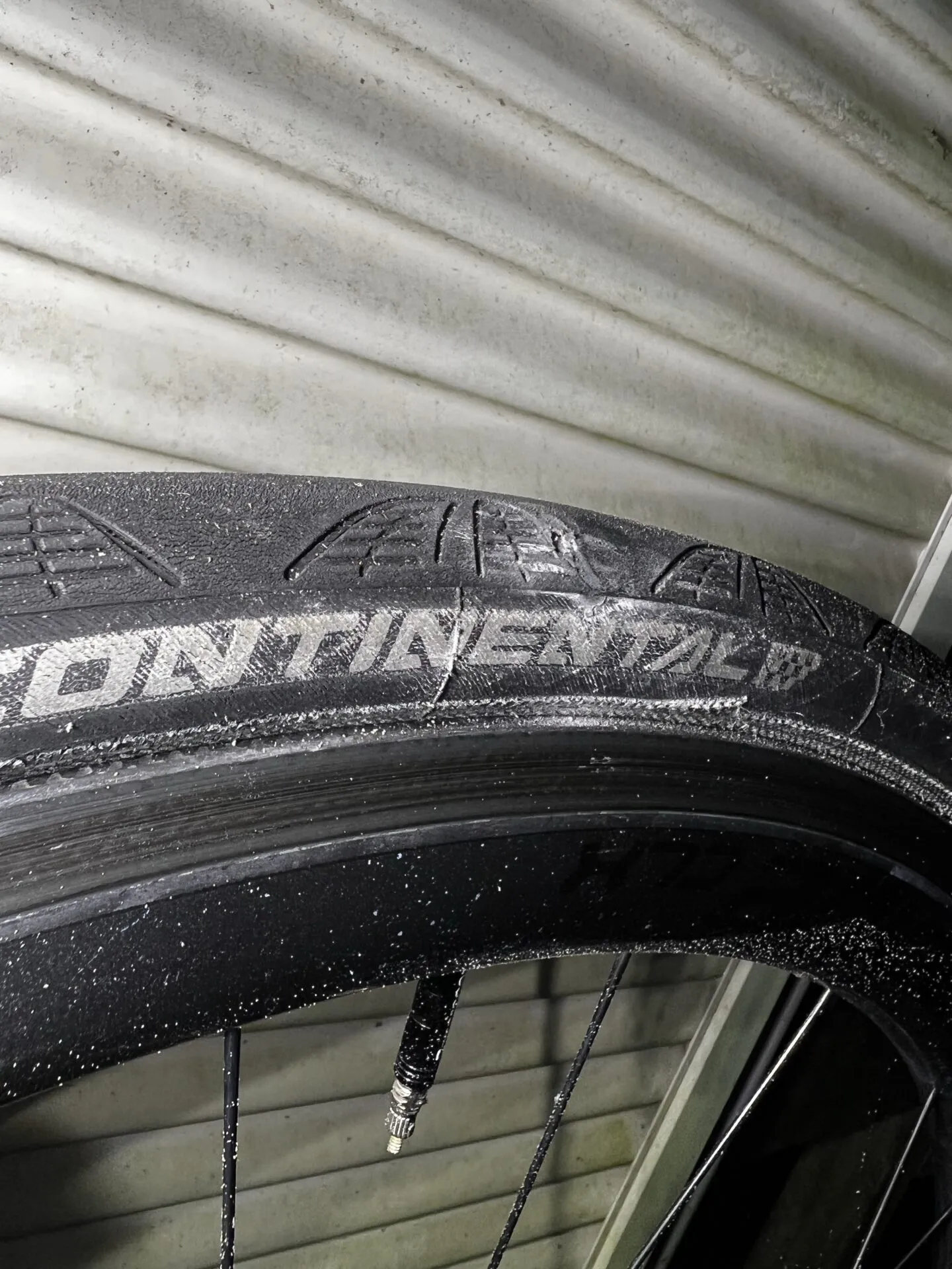 ロードバイクのタイヤに開いた穴を塞ぐ - 画像8