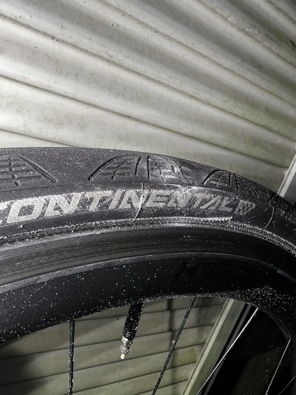 ロードバイクのタイヤに開いた穴を塞ぐ - 画像8