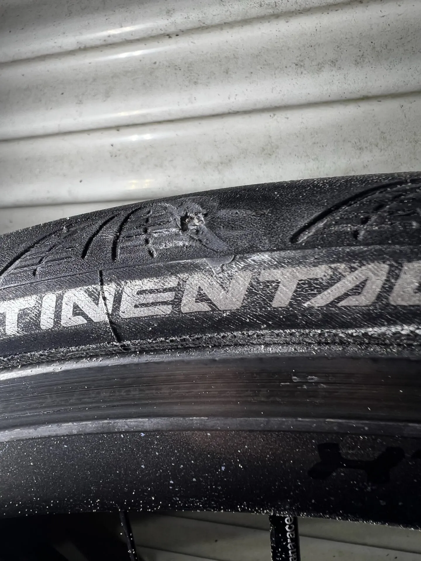 ロードバイクのタイヤに開いた穴を塞ぐ - 画像7