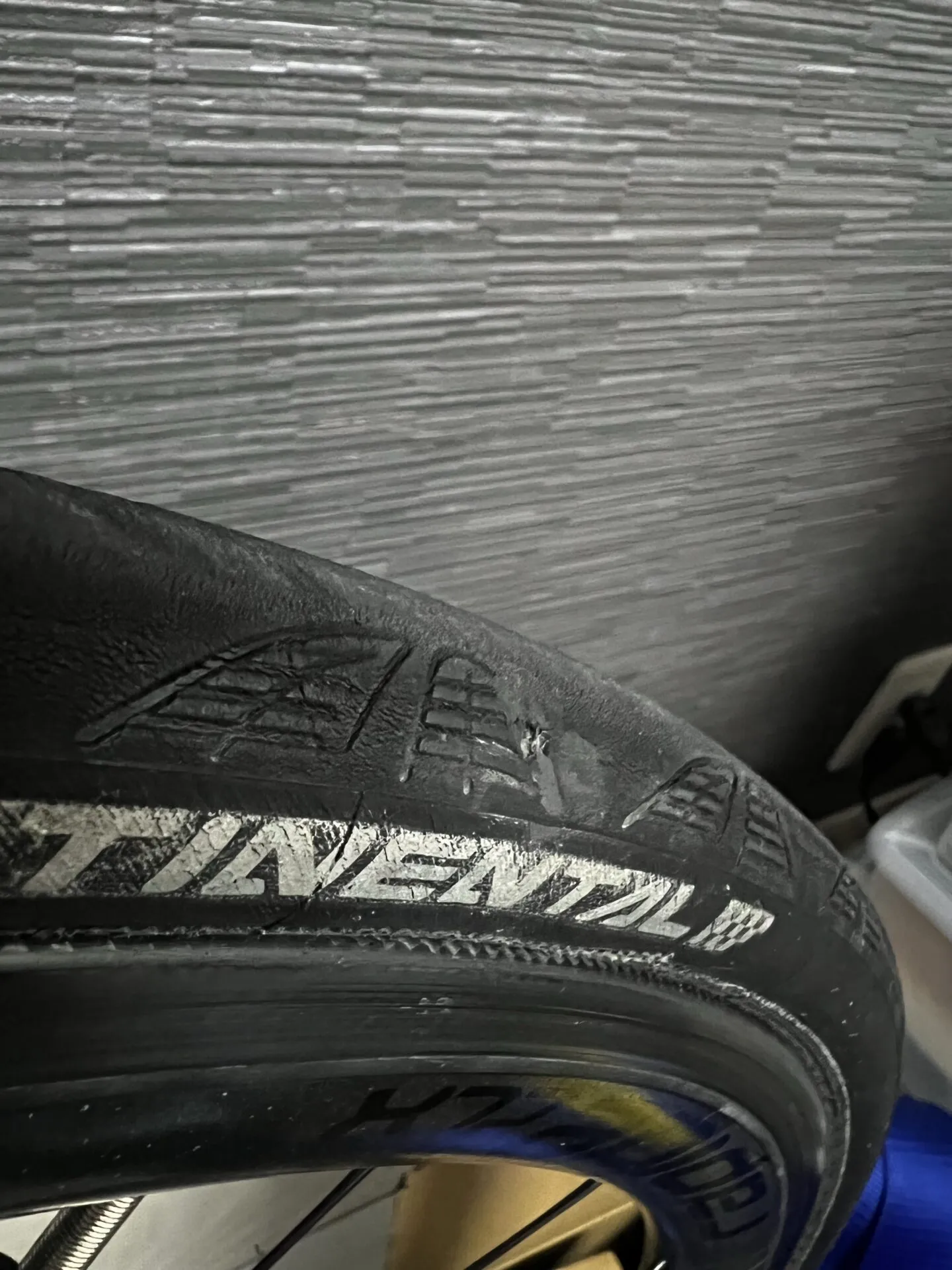 ロードバイクのタイヤに開いた穴を塞ぐ - 画像9