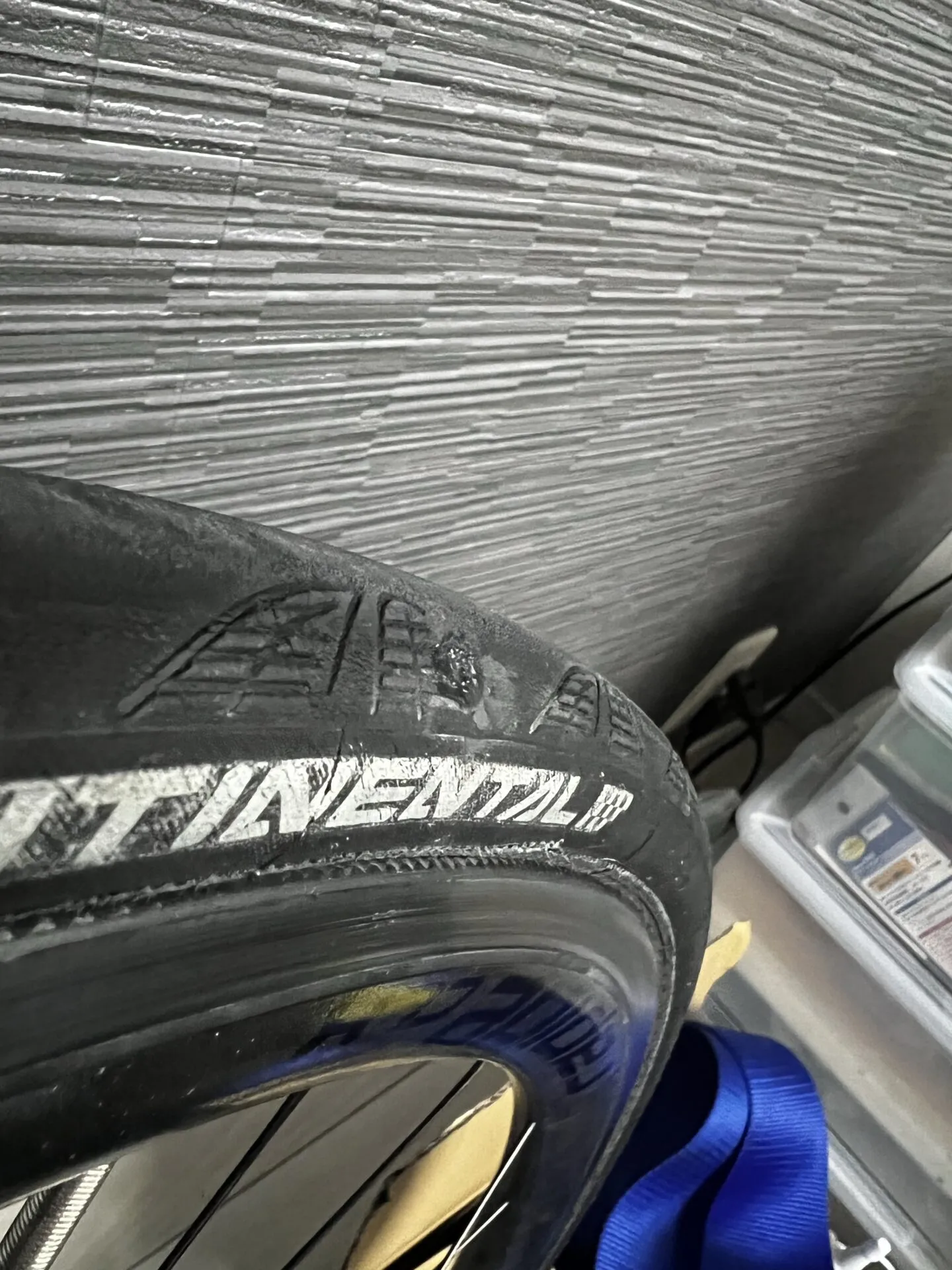 ロードバイクのタイヤに開いた穴を塞ぐ - 画像10