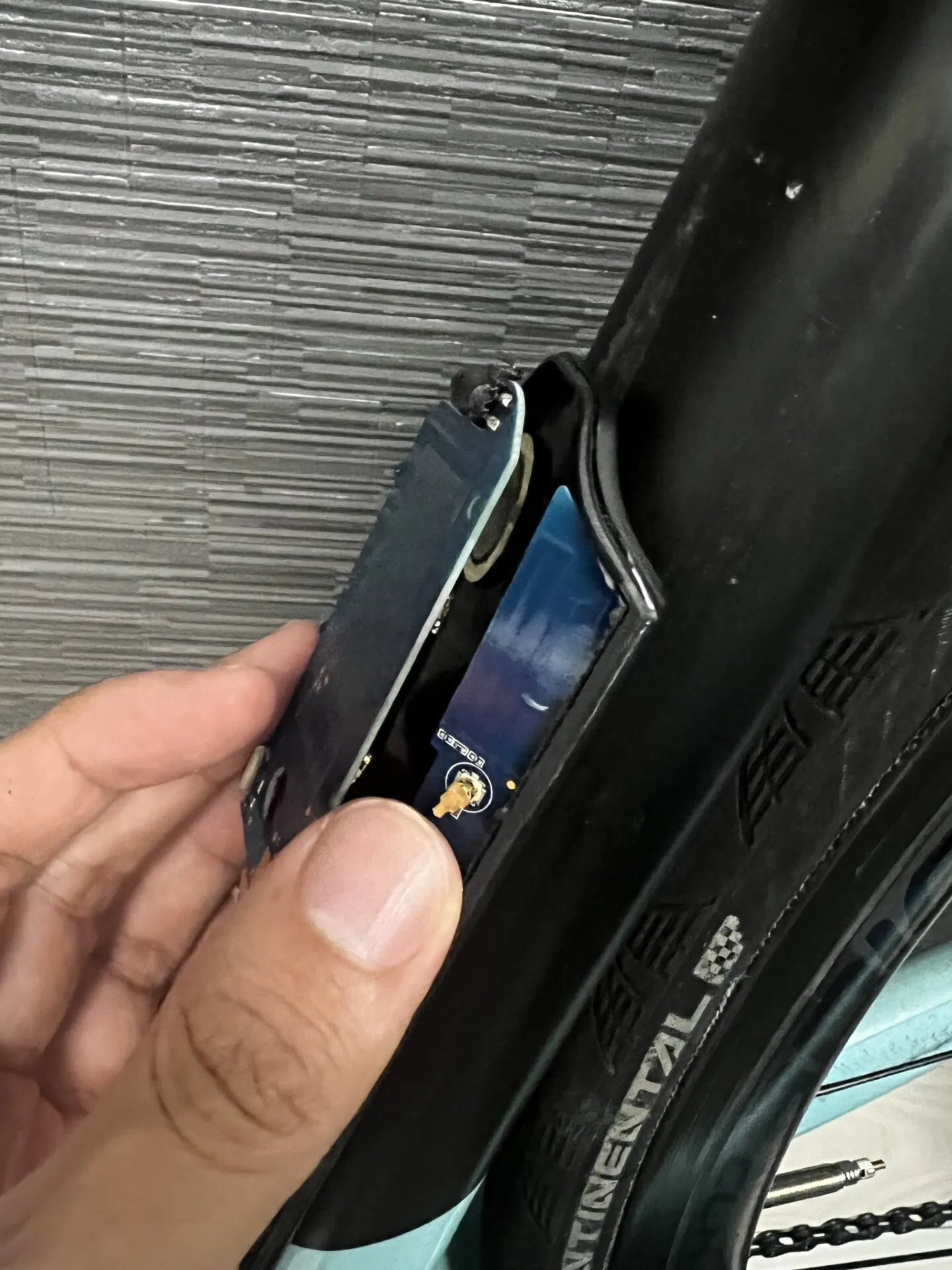 AlterLock Gen2の取り付け (GPSと振動センサによる通知で安心駐輪) - 画像9