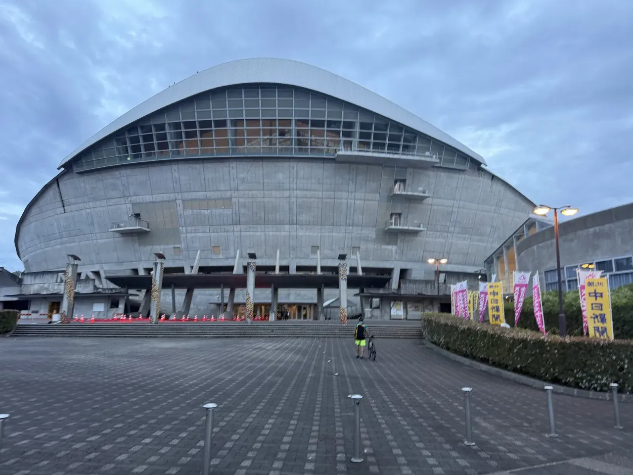 早朝のこまつドーム。曇り空の下にドームの外観が見える