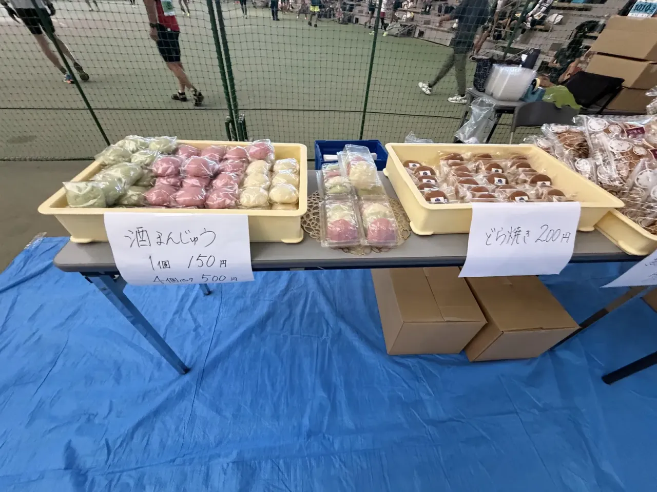 会場で売っていた酒まんじゅう(1個150円、4個パック500円)とどら焼き(200円)