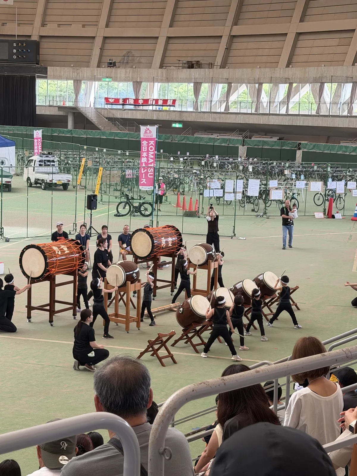 こまつドームで行われていた太鼓の演奏。観客席から大勢の人が見ている