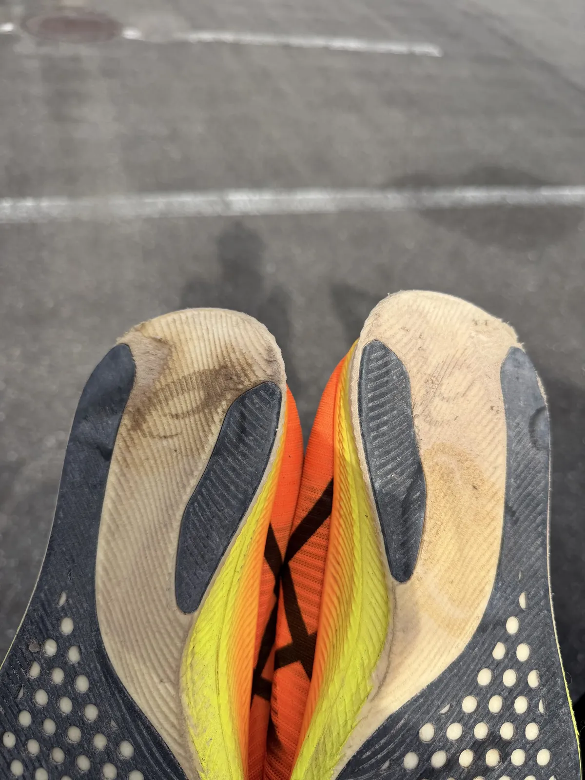 ランで履いたASICS METASPEED SKYの靴底。踵のラバーとミッドソールがかなり削れている