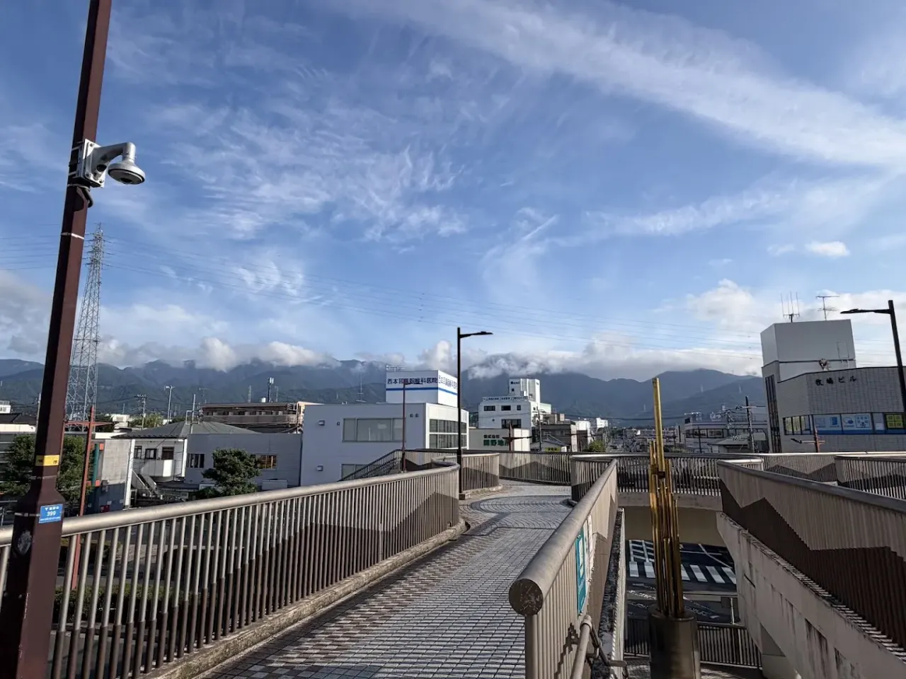 雲がかかる丹沢の尾根